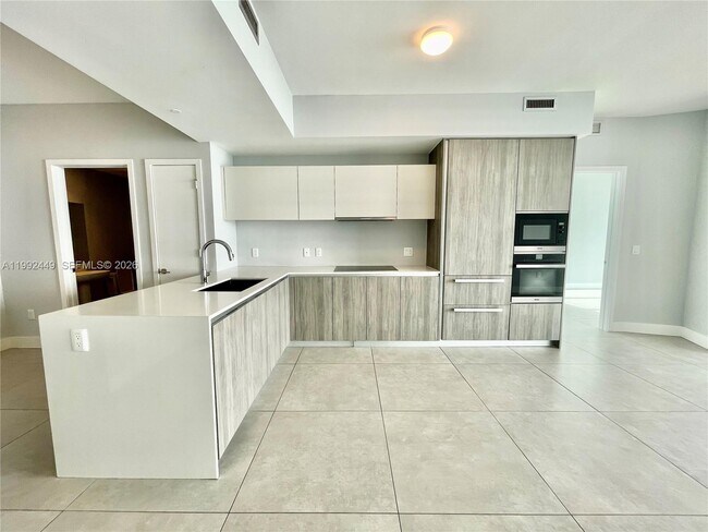 Building Photo - 2900 NE 7th Ave