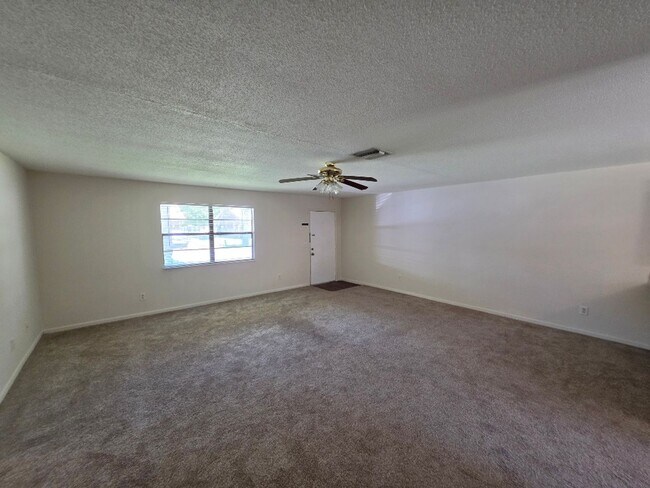 Building Photo - 2 Bedroom 2 Bathroom Edgewater Home