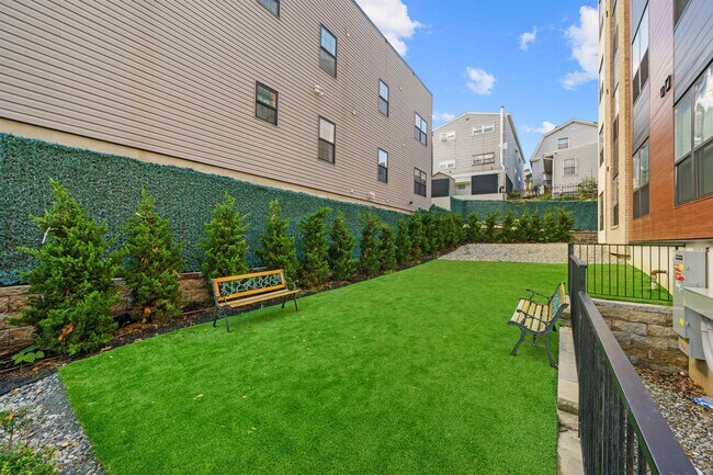 Building Photo - 649 38th St