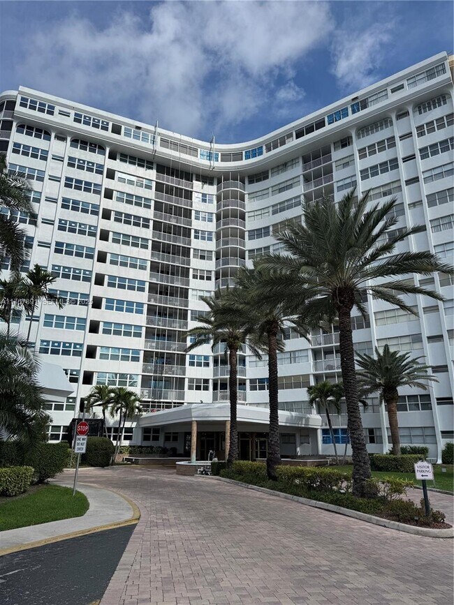 Building Photo - 100 Golden Isles Dr