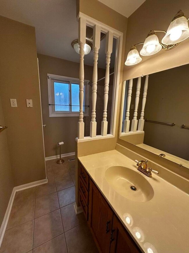 Building Photo - 5508 S Stough St