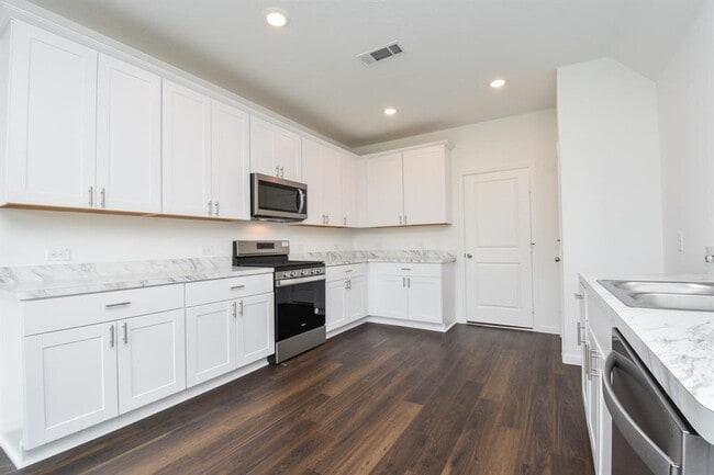 Building Photo - 16412 Big Hickory Dr