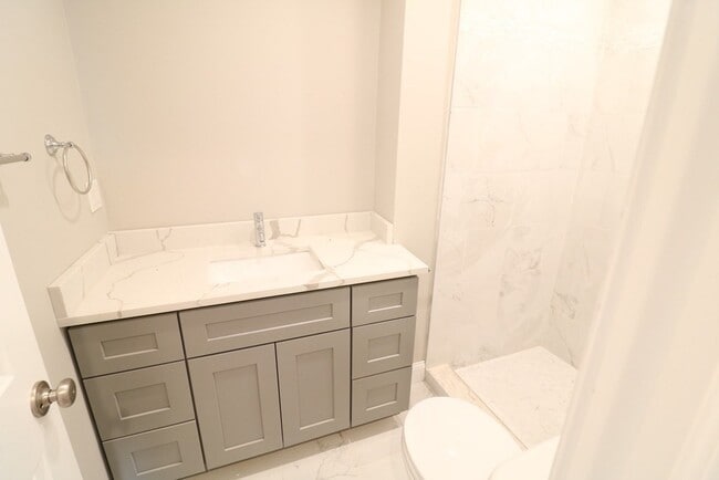 Building Photo - 422 Hanover St