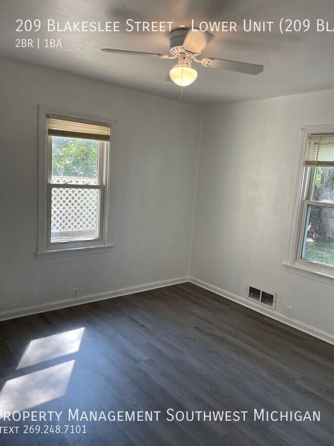 Building Photo - 209 Blakeslee St