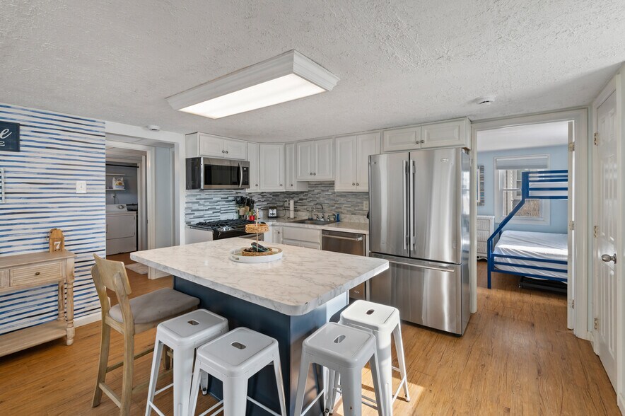 Building Photo - 104 7th Ave