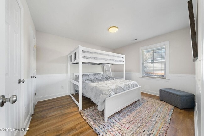 Building Photo - 720 Queen St