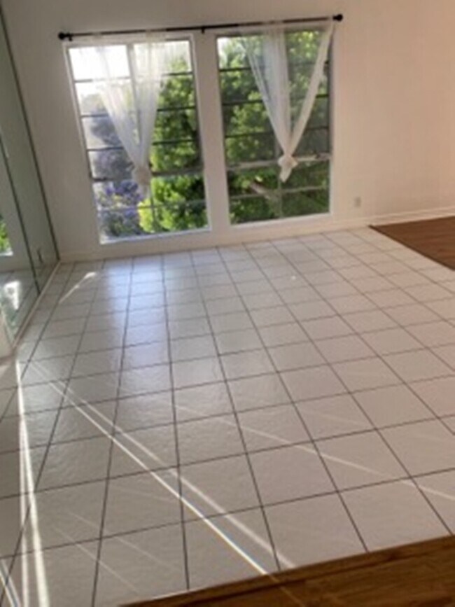 Building Photo - 454 S Oakhurst Dr