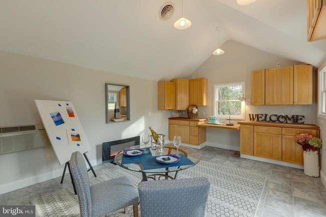 Building Photo - 1057 Vista Dr