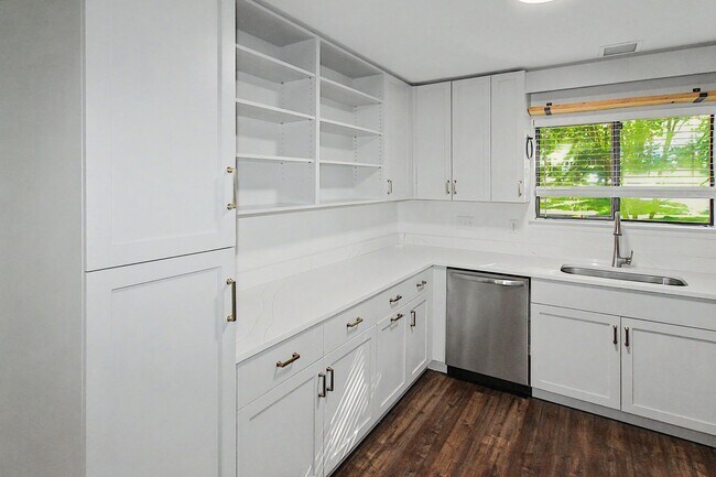 Building Photo - 2 Bedroom Condo In South Park!