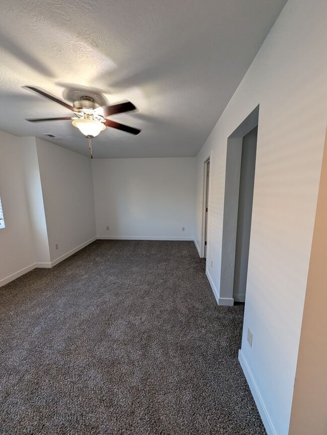 Building Photo - January Rent Free! 3 Bed 2 Bath Townhouse for Rent!