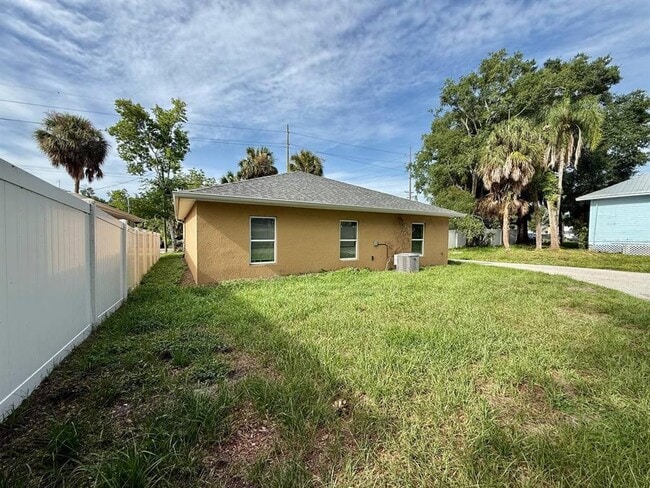 Building Photo - 2904 E Columbus Dr