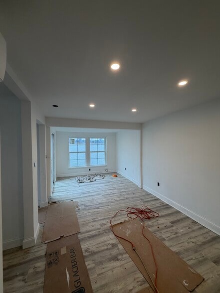 Building Photo - 1658 W Riverside Dr