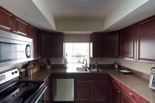 Building Photo - 1000 Parkview Dr