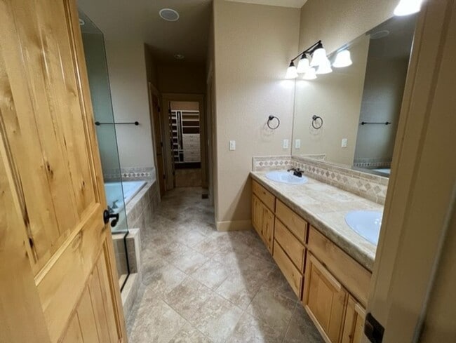 Building Photo - Craftsman home with many upgrades & RV Parking