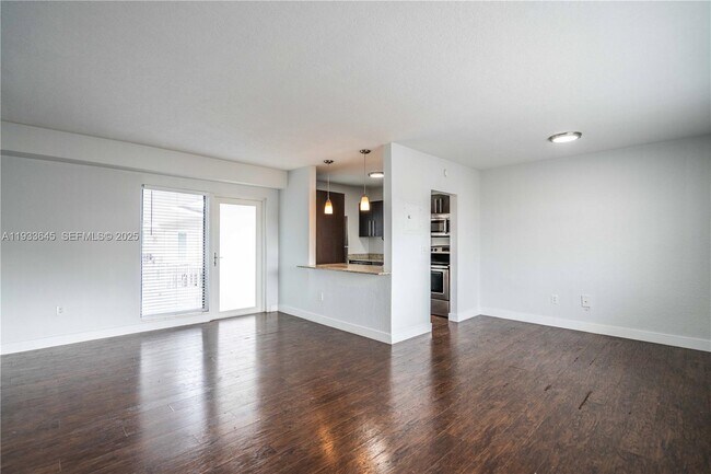 Building Photo - 1940 Biarritz Dr