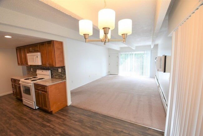 Building Photo - 2 Bedroom Condo Available at The Meadows