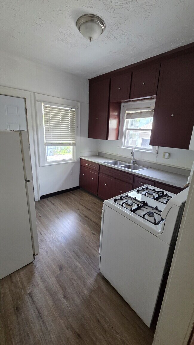 Building Photo - "Spacious 2 Bed in Cleveland Heights !"