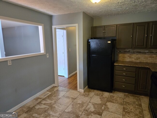 Building Photo - 1387 Town Country Dr SE