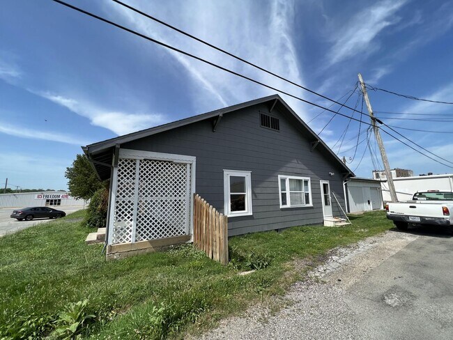 Building Photo - Newly renovated 2 bed 1 bath in Aurora, Missouri!