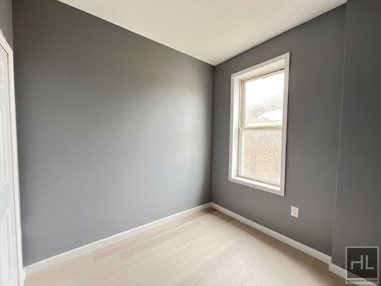 Building Photo - 26 AVENUE