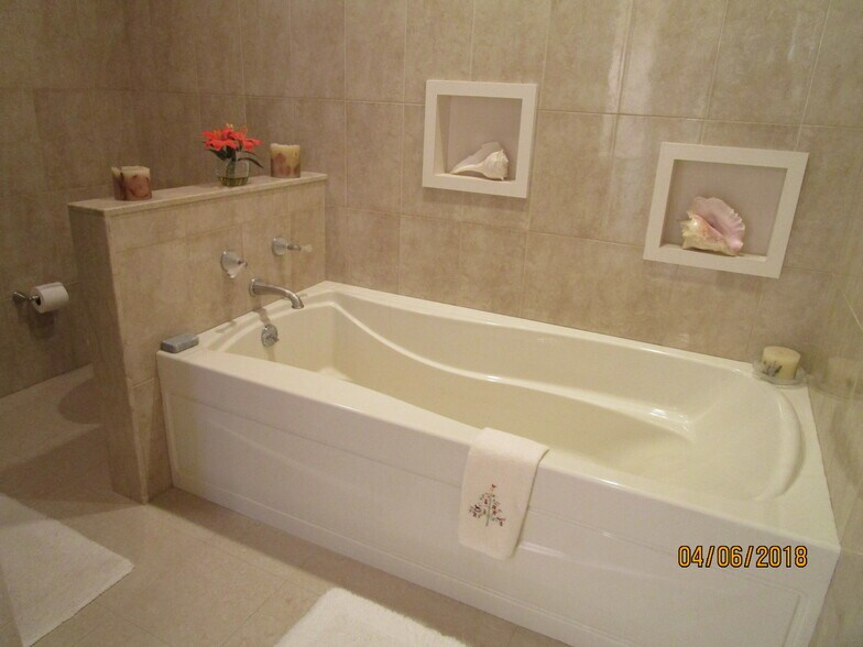 master bathroom tub - 103 Summer St