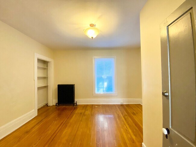 Building Photo - 5 bedroom /2 bath Mins. from UC for $750/pp ($3750/mo)! Off-Street Parking included!