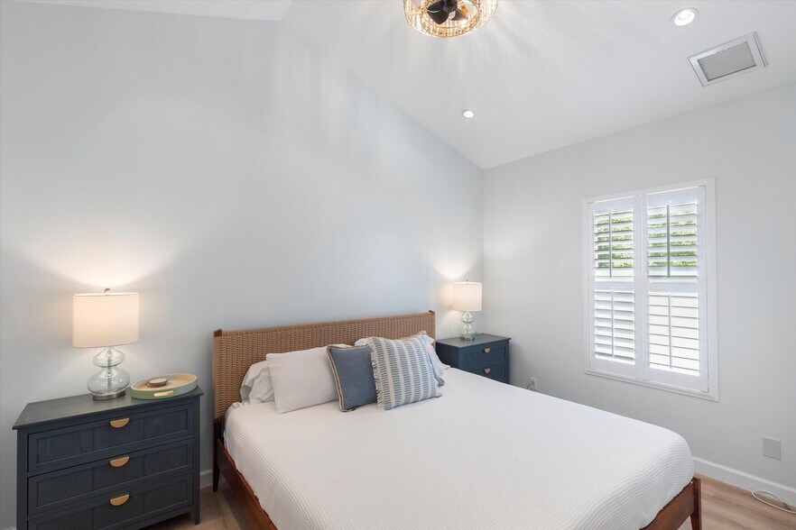 Building Photo - 634 Louisa St