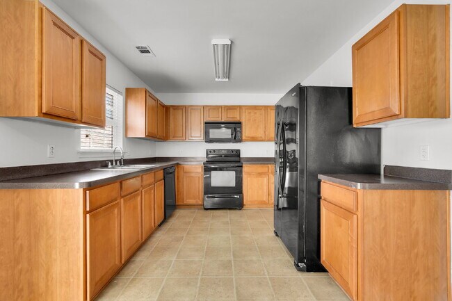 Building Photo - 3 Bedroom 2.5 bath home with 2 car garage located in Shadow Moss