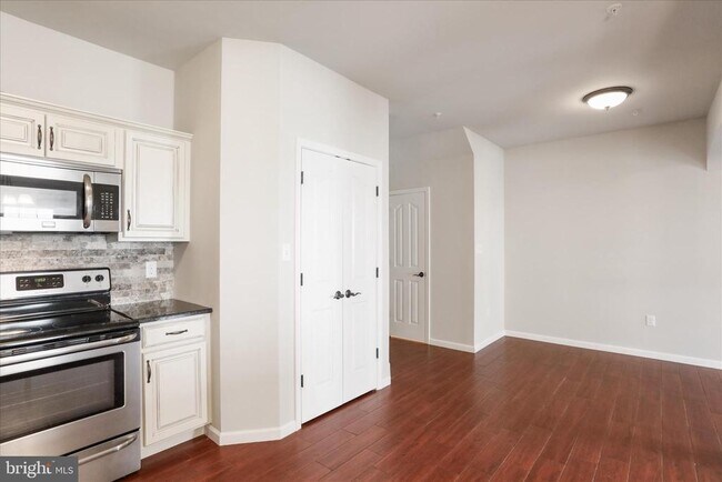 Building Photo - 20 Delano Dr