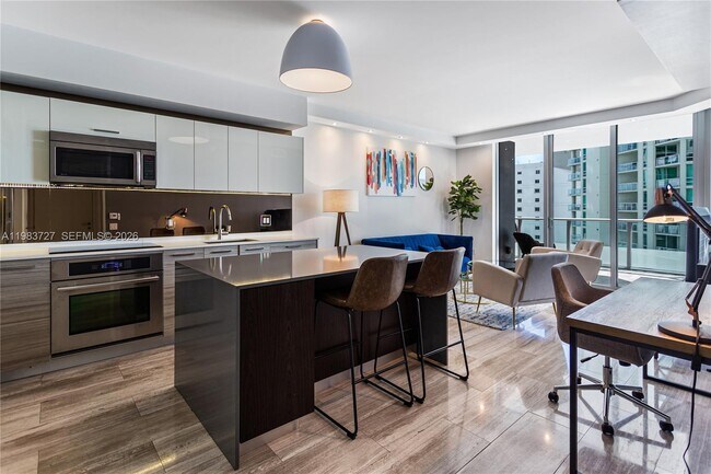 Building Photo - 1300 Brickell Bay Dr