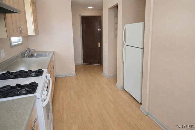 Building Photo - 136 Springville Ave