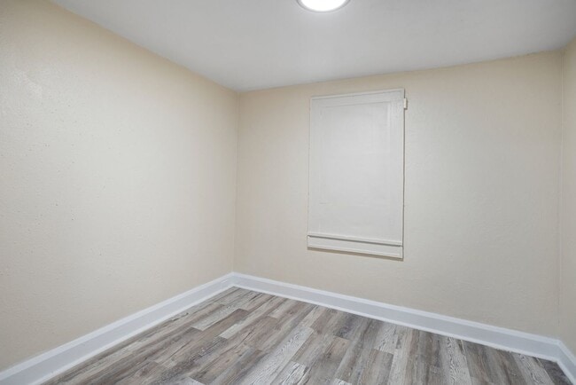 Building Photo - Won't Last! Apply NOW!  App fee REDUCED $25 ASAP $1995 3br/1bath CUTE House w/ HUGE YARD