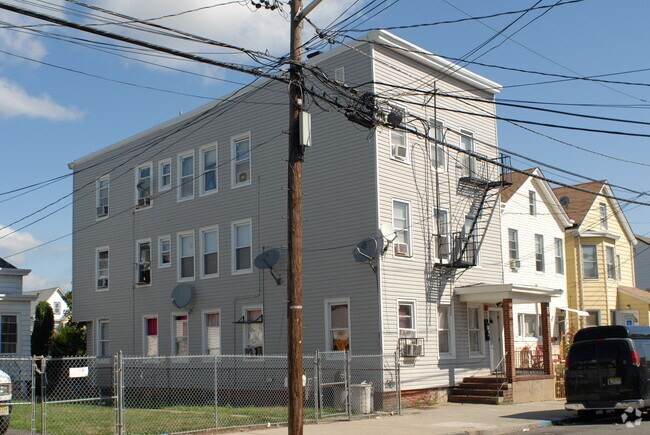 Building Photo - 31 Robert St