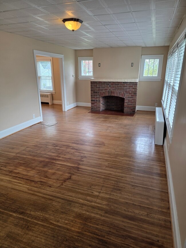 Building Photo - 457 Crossfield Rd