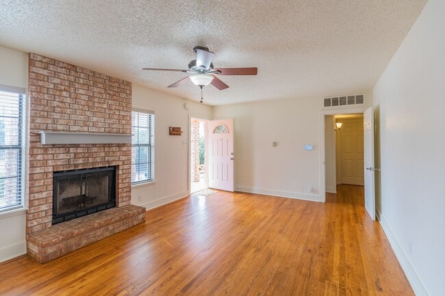 Building Photo - 3 Bedroom 2 Bath Home