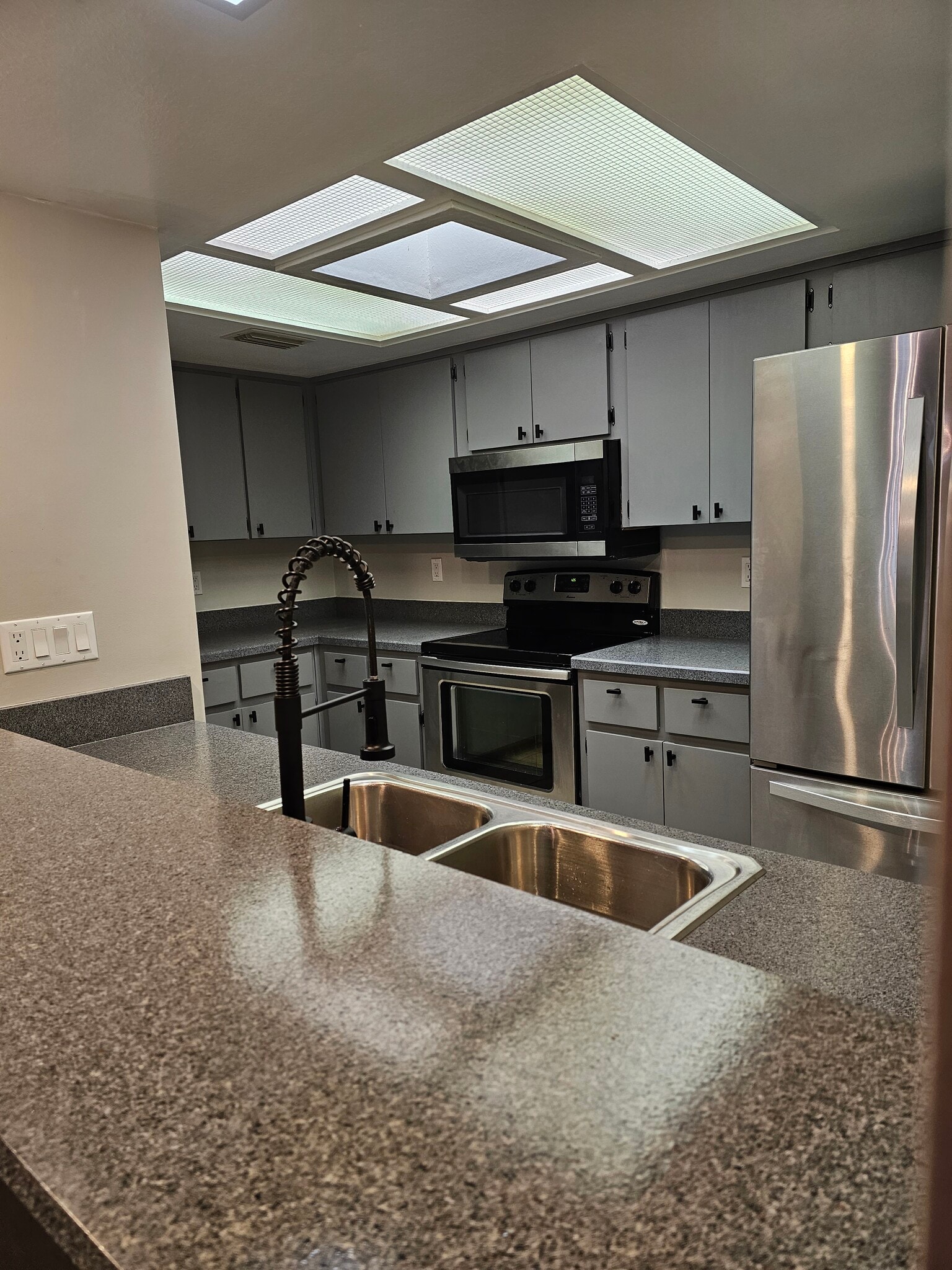 Building Photo - 51 Golfview Ct