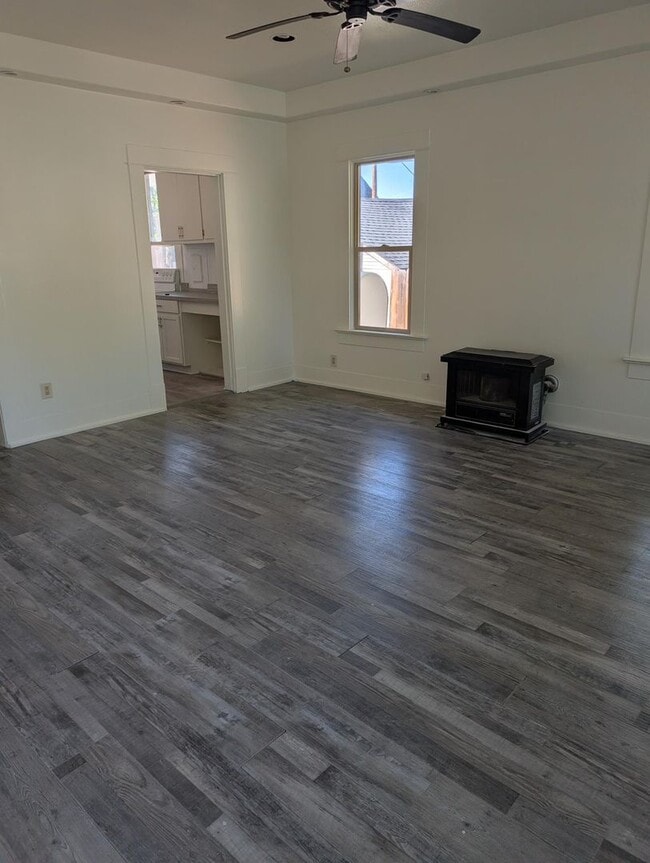 Building Photo - 2 Bedroom 1 Bath- Home