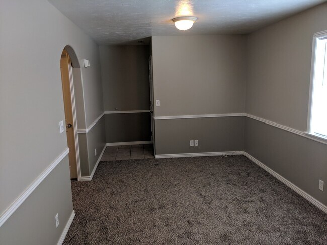 Building Photo - 2 Bed 1 Bath Delmar Condo in Sugar City!