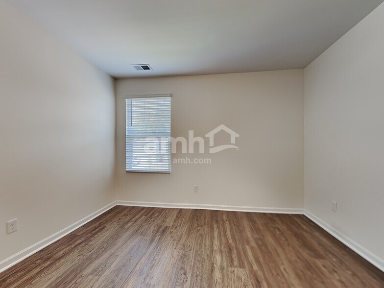 Building Photo - 123 Orion Way