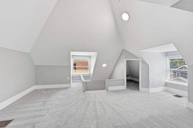 Building Photo - 506 Melrose Ave
