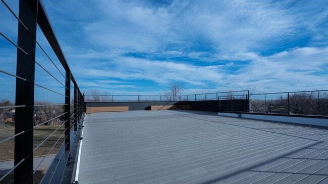 Building Photo - 605 N Idaho Ave