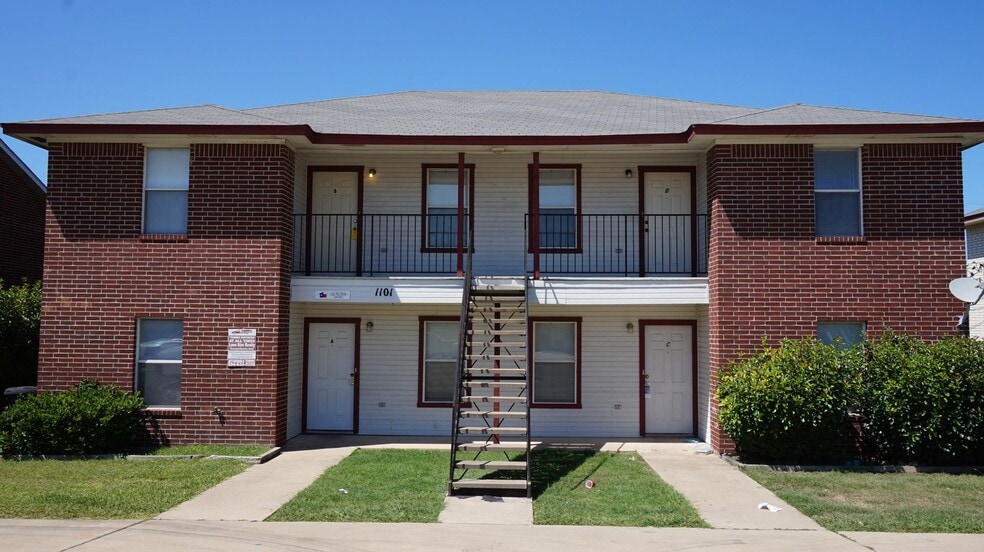 Primary Photo - 1101 Circle M Dr