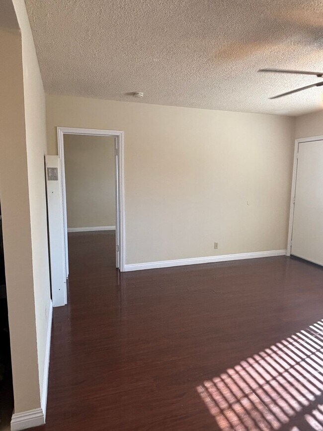 Building Photo - 1 Bedroom available now in East LA