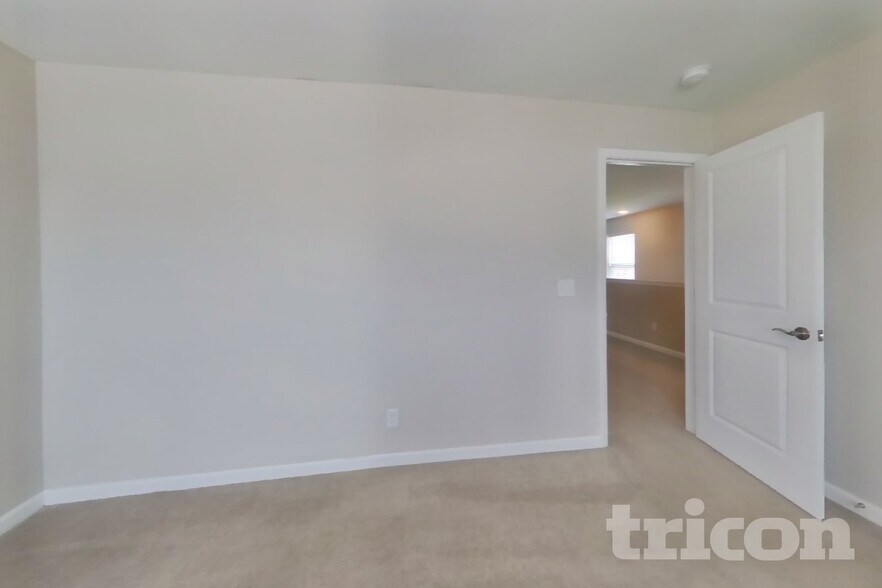 Building Photo - 1035 Lonergan Cir