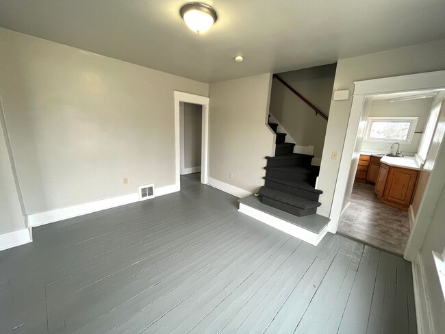 Building Photo - FIVE BEDROOM HOUSE !!. Just a four-minute commute away from PENN STATE BEHREND.