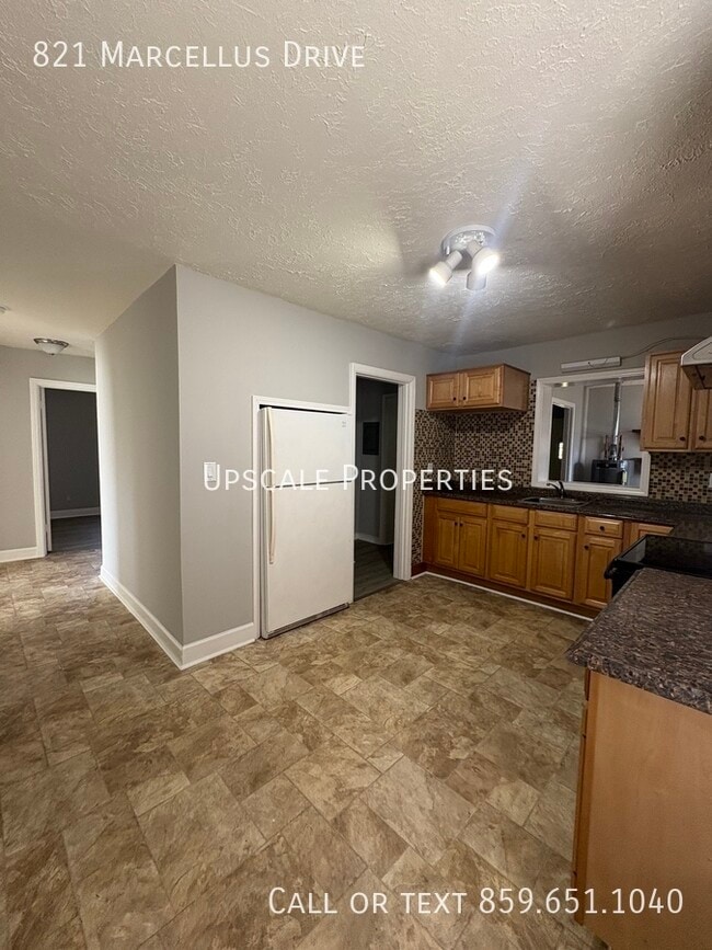 Building Photo - 821 Marcellus Dr