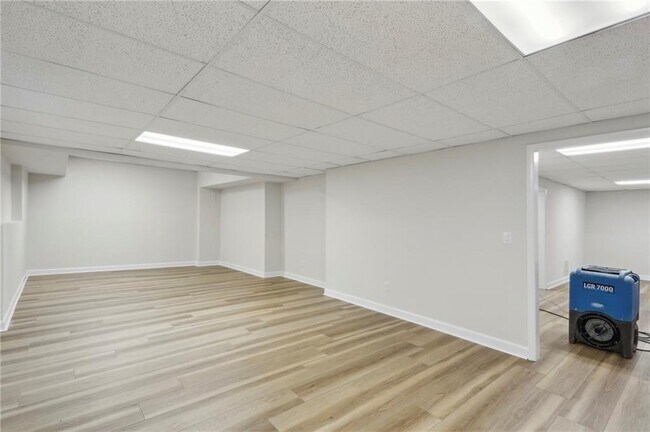 Building Photo - 545 Woodman Pl