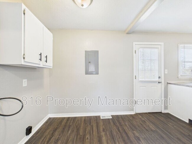 Building Photo - 721 N Rogers St