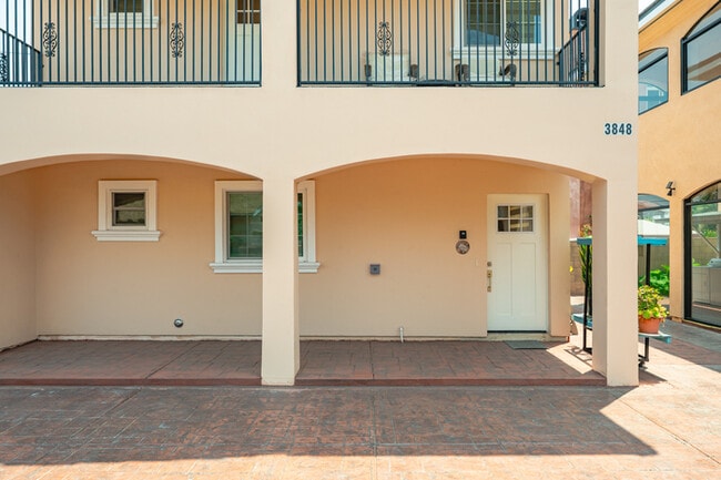 Building Photo - Stylish & Bright 2 Bed 2 Bath | Fully Furnished | Move-In Ready