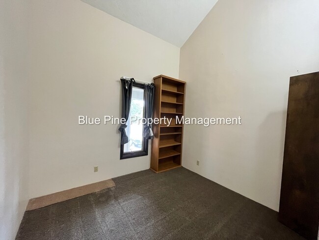 Building Photo - 1190 York Dr